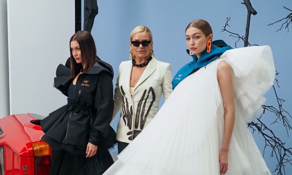 STOLT BESTEMOR: Her poserer Yolanda Hadid med modelldøtrene Bella og Gigi. Nå gleder hun seg til å bli bestemor. Foto: NTB scanpix STOLT BESTEMOR: Her poserer Yolanda Hadid med modelldøtrene Bella og Gigi. Nå gleder hun seg til å bli bestemor. Foto: NTB scanpix